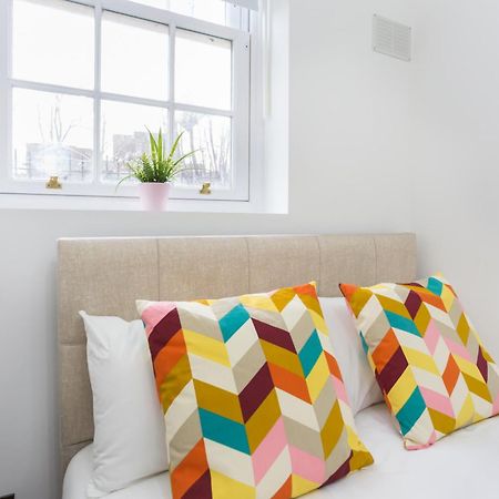 City Centre One Bedroom Apartment Next To Station, Newly Renovated Londres Exterior foto