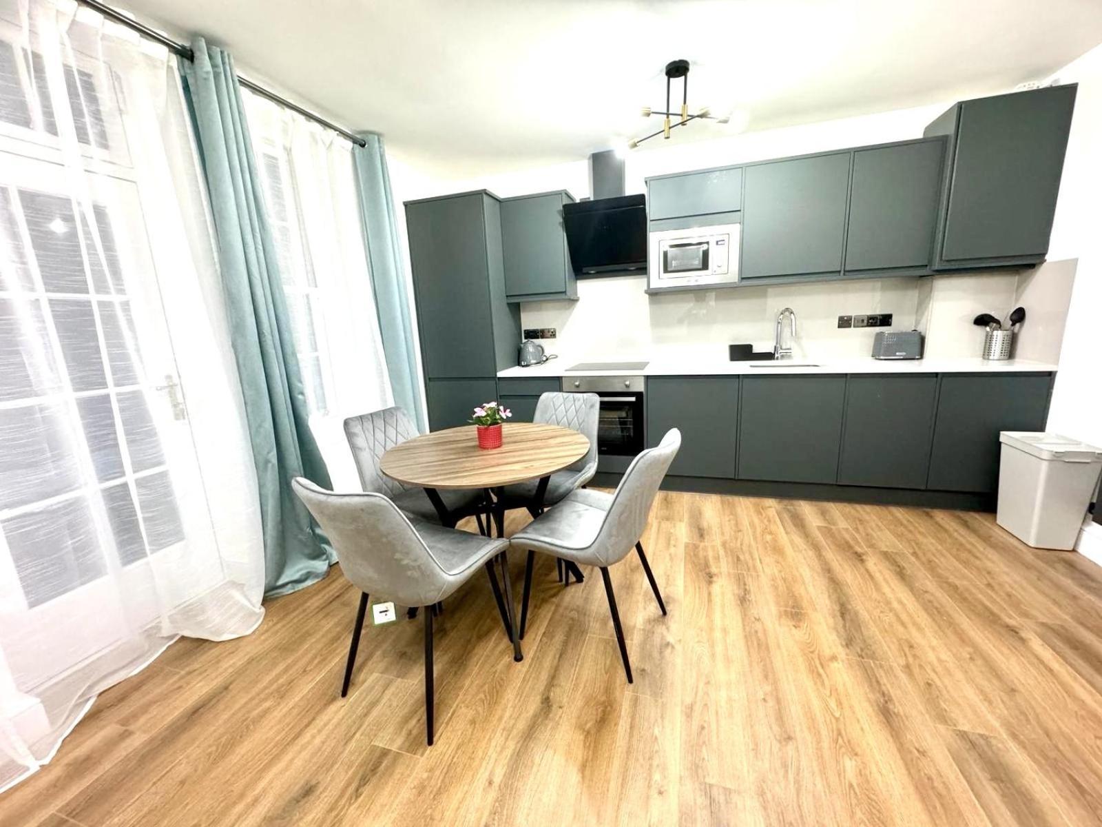 City Centre One Bedroom Apartment Next To Station, Newly Renovated Londres Exterior foto