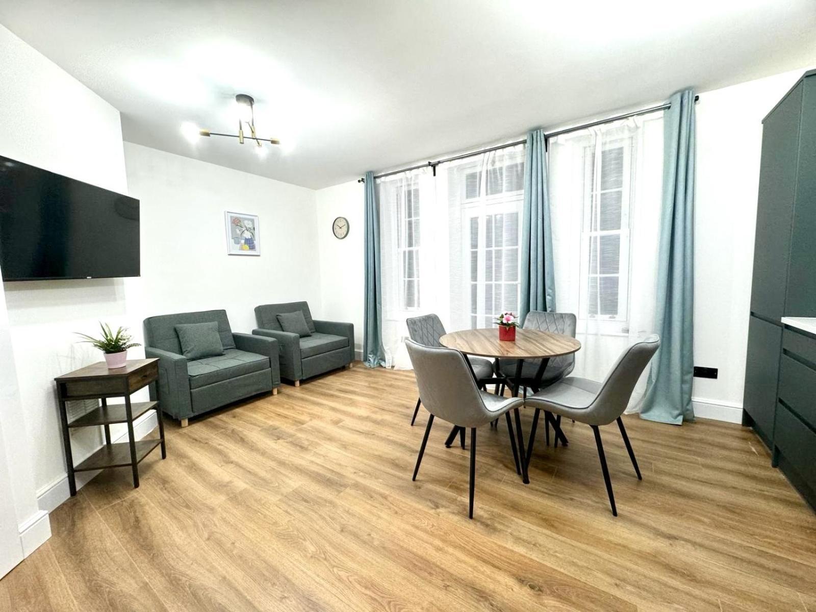 City Centre One Bedroom Apartment Next To Station, Newly Renovated Londres Exterior foto