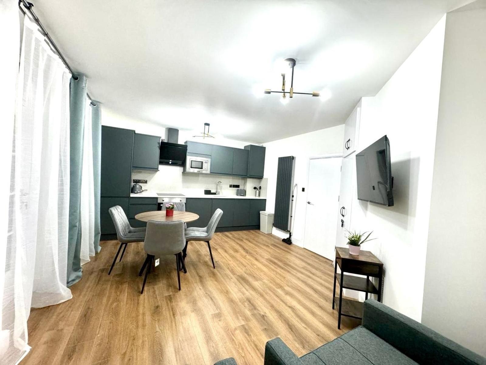 City Centre One Bedroom Apartment Next To Station, Newly Renovated Londres Exterior foto
