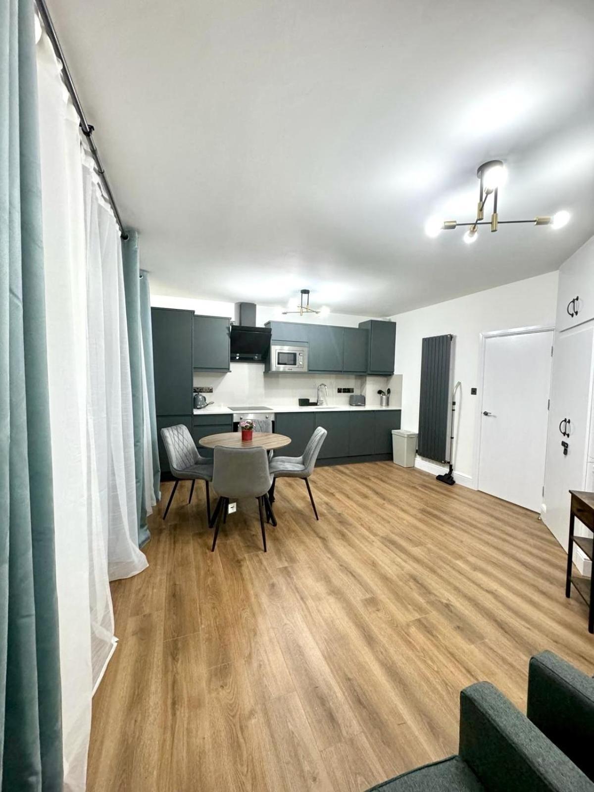 City Centre One Bedroom Apartment Next To Station, Newly Renovated Londres Exterior foto