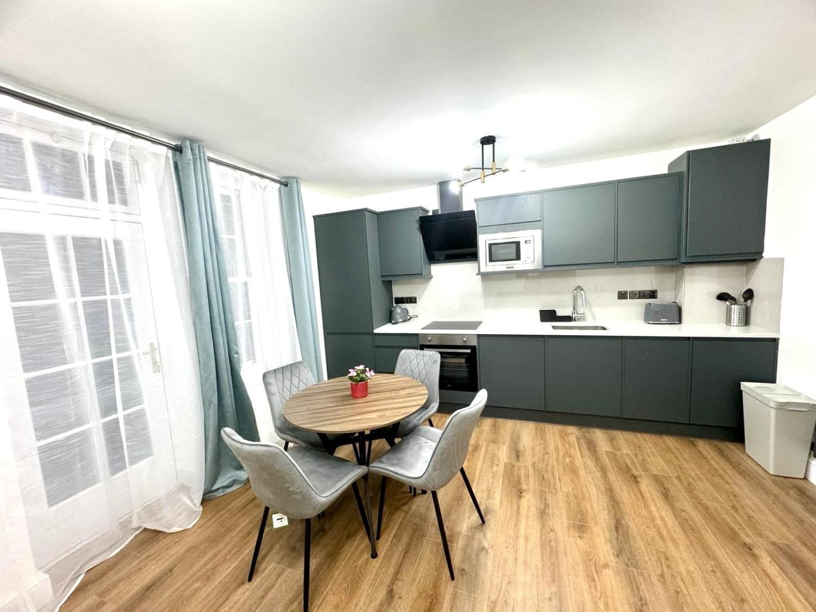 City Centre One Bedroom Apartment Next To Station, Newly Renovated Londres Exterior foto