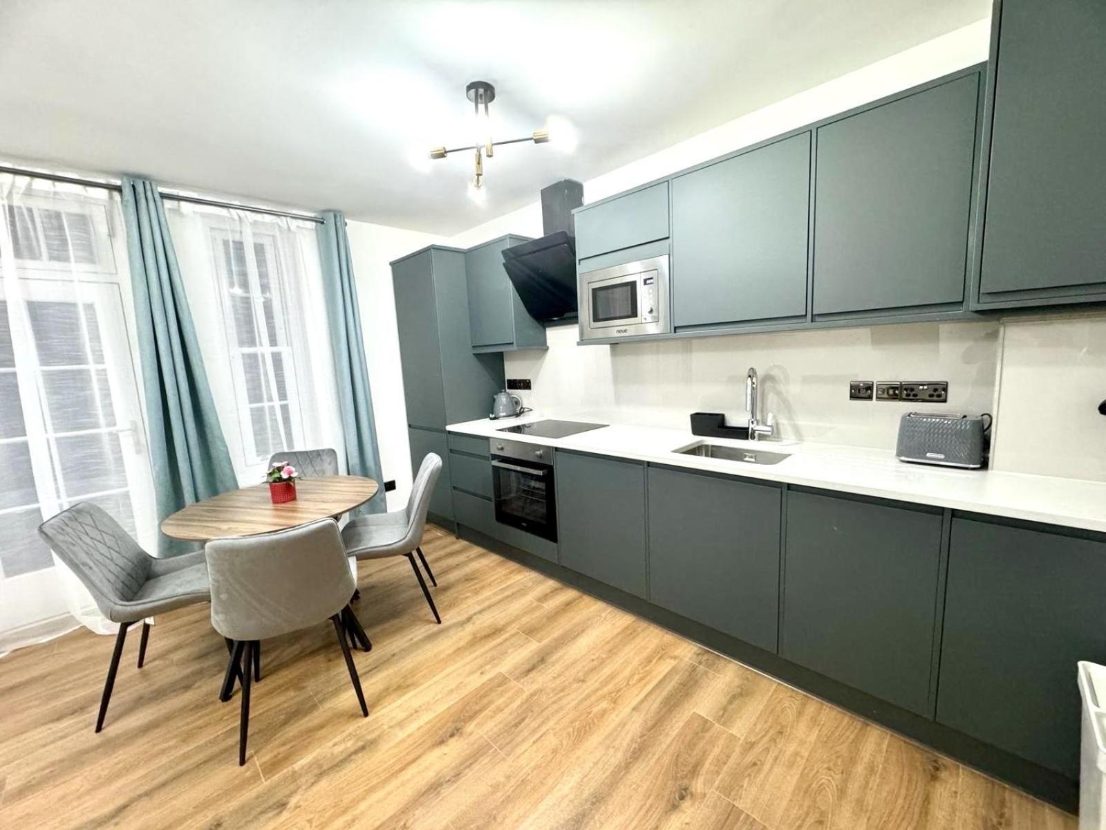City Centre One Bedroom Apartment Next To Station, Newly Renovated Londres Exterior foto