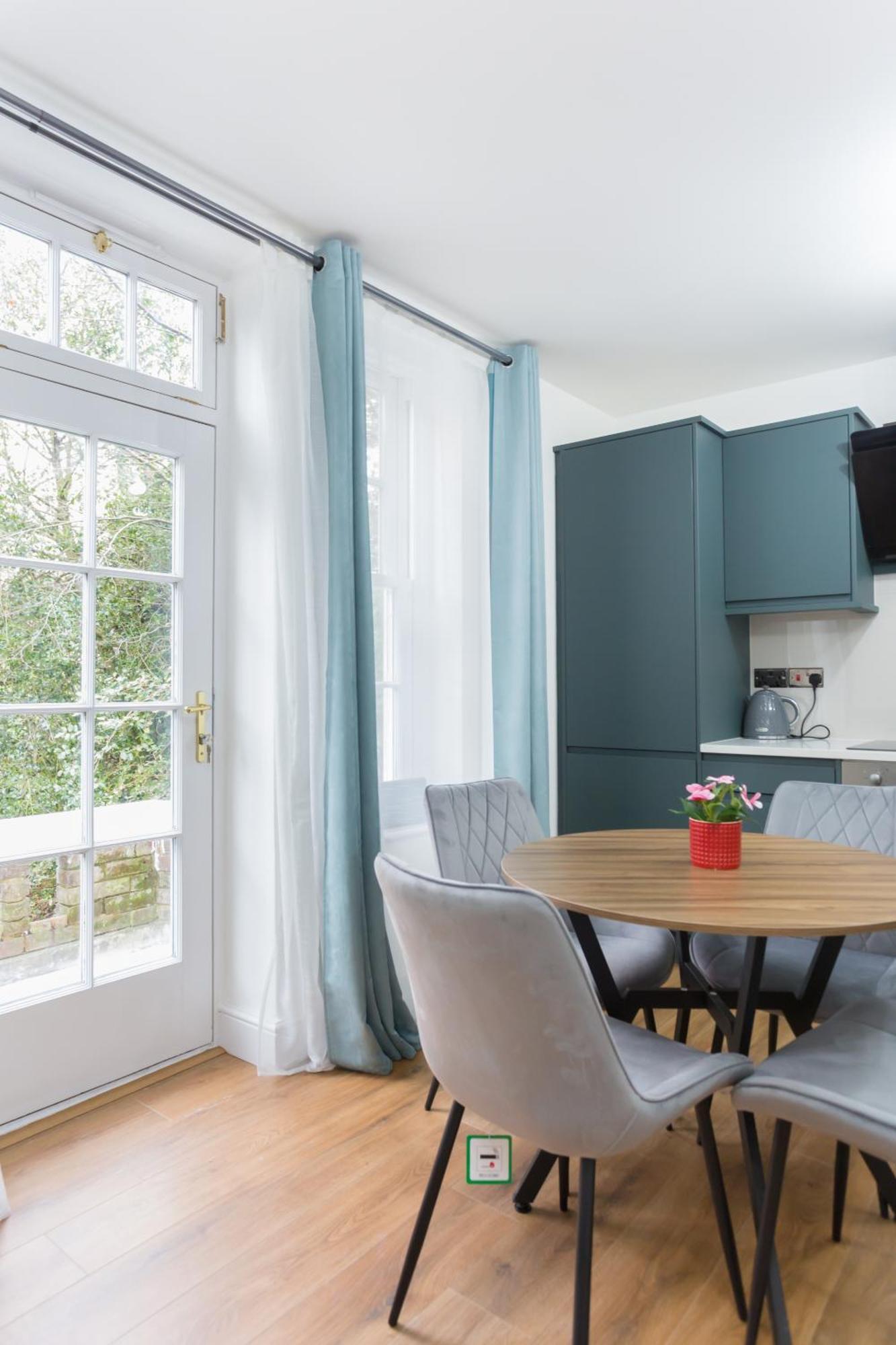 City Centre One Bedroom Apartment Next To Station, Newly Renovated Londres Exterior foto