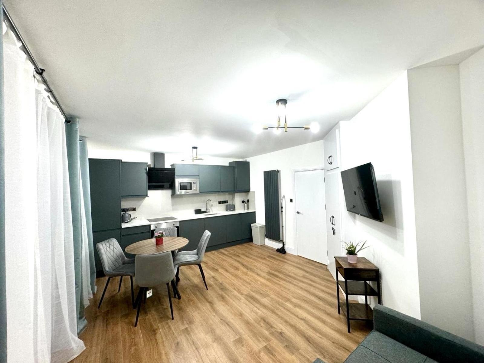 City Centre One Bedroom Apartment Next To Station, Newly Renovated Londres Habitación foto